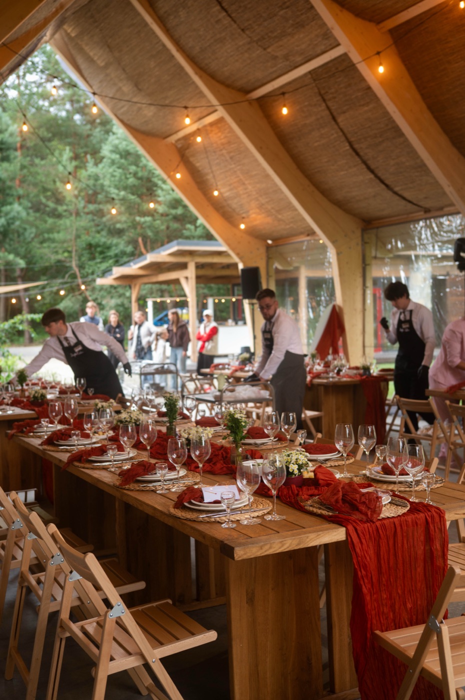Сервірований стіл у шатрі з червоним текстилем