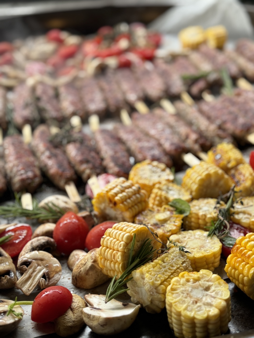 Шашлики з кукурудзою й овочами на грилі