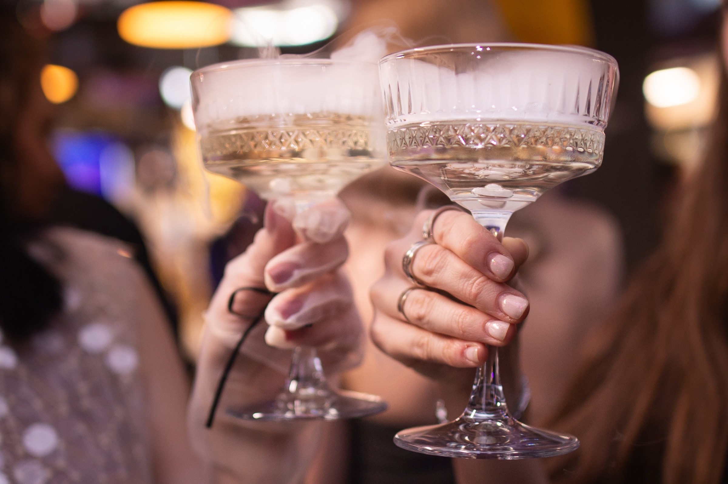 Гості корпоративу піднімають келихи з ігристим